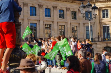 Foto de París, Francia - 10 de octubre de 2020 - Multigeneracional multitud de manifestantes, ondeando banderas coloridas, oponiéndose al proyecto de ley de biética que planea el MAP sin padre, el aborto tardío y la maternidad sustituta, en Place Vendme - Imagen libre de derechos