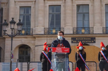 Foto de París, Francia - 10 de octubre de 2020 - Discurso de Albric Dumont, el joven vicepresidente de La Manif Pour Tous, en una manifestación contra el proyecto de ley de procreación de huérfanos frente al Ministerio de Justicia - Imagen libre de derechos