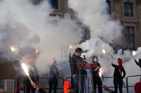 Foto de París, Francia - 10 de octubre de 2020 - Jóvenes manifestantes lanzan bombas de humo después del discurso del vicepresidente de la LMPT, Alberic Dumont, en la manifestación de Marchons Enfants contra el proyecto de ley de bioética y procreación - Imagen libre de derechos