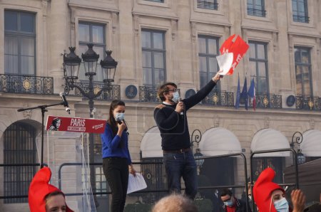 Téléchargez les photos : Paris, France - 10 octobre 2020 - Intervenants de l'ONLR jeunes femmes et hommes sur scène, devant le ministère de la Justice, lors de la manifestation des enfants Marchons contre la PAM sans père ni mère porteuse - en image libre de droit