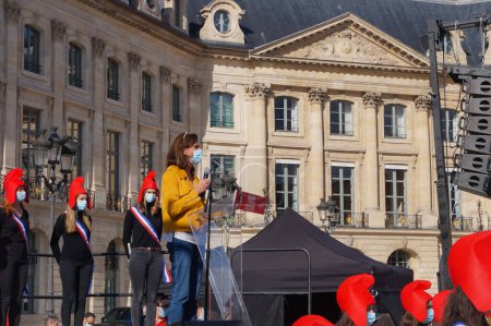 Téléchargez les photos : Paris, France - 10 octobre 2020 - Discours de Caroline Roux, Directrice adjointe de l'Alliance Vita, à la manifestation Marchons Enfants pour les femmes et les droits de l'enfant, devant le Ministère de la Justice - en image libre de droit