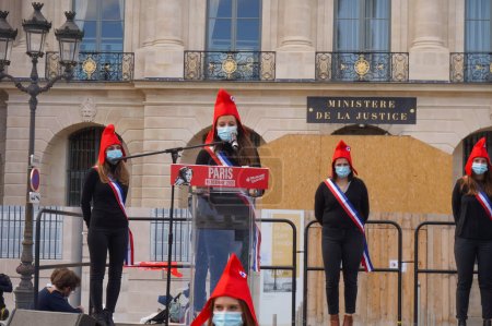 Foto de París, Francia - 10 de octubre de 2020 - Discurso de las "Mariannes", jóvenes partidarias de La Manif pour Tous, en la manifestación de Marchons Enfants contra el proyecto de ley de bioética y procreación - Imagen libre de derechos