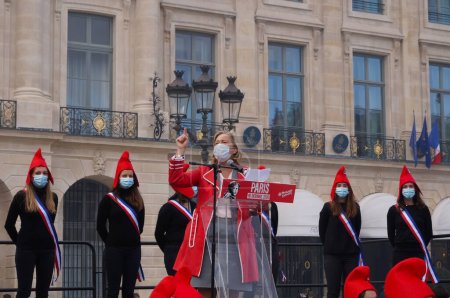 Téléchargez les photos : Paris, France - 10 octobre 2020 - Ludovine de la Rochre, présidente de La Manif Pour Tous à Marchons Manifestation des enfants contre le projet de loi sur la bioéthique - en image libre de droit