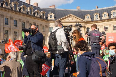 Téléchargez les photos : Paris, France - 10 octobre 2020 - foule multigénérationnelle de manifestants, agitant des drapeaux colorés, s'opposant au projet de loi sur la biéthique qui prévoit l'absence de père, l'avortement tardif et la maternité de substitution, Place Vendme - en image libre de droit