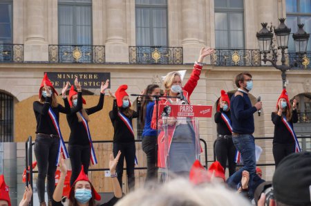 Foto de París, Francia - 10 de octubre de 2020 - Ludovine de la Rochre, presidente de La Manif Pour Tous en la manifestación de Marchons Enfants contra el proyecto de ley de bioética - Imagen libre de derechos