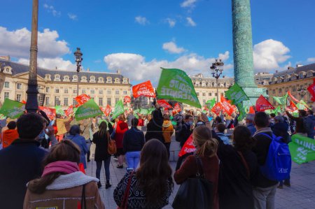 Téléchargez les photos : Paris, France - 10 octobre 2020 - foule multigénérationnelle de manifestants, agitant des drapeaux colorés, s'opposant au projet de loi sur la biéthique qui prévoit l'absence de père, l'avortement tardif et la maternité de substitution, Place Vendme - en image libre de droit