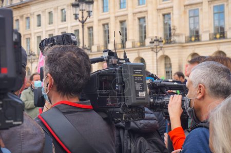Téléchargez les photos : Paris, France - 10 octobre 2020 - Parmi un groupe de journalistes, un journaliste des chaînes publiques de France Télévision, couvre une manifestation de Marchons Enfants contre le projet de loi de bioéthique avec une caméra de télévision - en image libre de droit