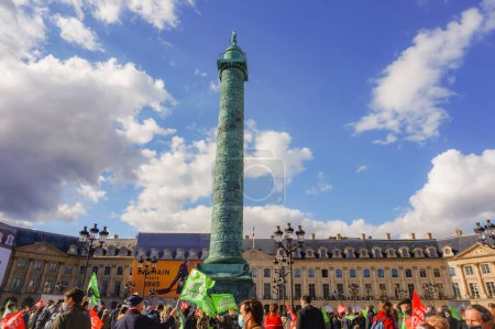 Foto de París, Francia - 10 de octubre de 2020 - Multigeneracional multitud de manifestantes, ondeando banderas coloridas, oponiéndose al proyecto de ley de biética que planea el MAP sin padre, el aborto tardío y la maternidad sustituta, en Place Vendme - Imagen libre de derechos