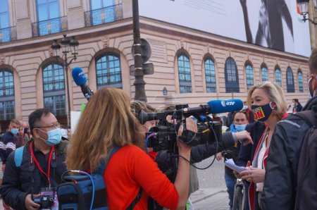 Foto de París, Francia - 10 de octubre de 2020 - El presidente de La Manif pour Tous (LMPT), Ludovine de la Rochre, rodeado de periodistas, es entrevistado en la manifestación de Marchons Enfants contra el eugenismo - Imagen libre de derechos
