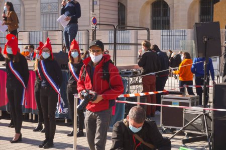 Téléchargez les photos : Paris, France - 10 octobre 2020 - Photographes de presse au travail, devant le stand de La Manif pour Tous, gardé par les Mariannes, lors de la manifestation des Marchons Enfants contre la loi de bioéthique - en image libre de droit