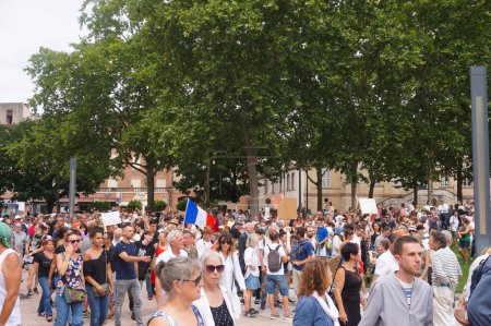 Téléchargez les photos : Albi, France - Novembre 2020 - Manifestants opposés au mandat du vaccin Covid-19 et aux mesures restrictives - en image libre de droit