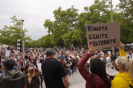 Téléchargez les photos : Albi, France - Novembre 2020 - Manifestants opposés au mandat du vaccin Covid-19 et aux mesures restrictives - en image libre de droit