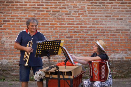 Foto de Albi, Francia - 4 de septiembre de 2021 - Dos artistas callejeros, una mujer y un hombre, tocan el acordeón y la trompeta, al margen de una manifestación contra las medidas de Covid, el pase verde y el mandato de vacunación - Imagen libre de derechos