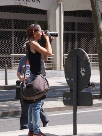 Foto de Albi, Francia - Sept. 2021 - La fotógrafa de prensa Marie-Pierre Volle, periodista del diario local "La Dpche du Midi", toma fotos durante una manifestación contra el pase de salud y las medidas de Covid - Imagen libre de derechos