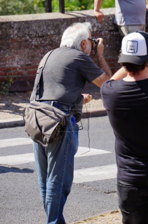 Foto de Albi, Francia - Sept., 2021 - El fotógrafo de prensa Thierry Tchukriel, periodista del periódico local "Le Tarn Libre" y ganador del Premio Varenne 2018, toma fotos de una protesta contra el pase de salud - Imagen libre de derechos