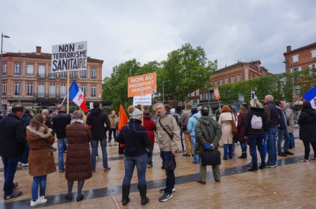 Foto de Albi, Francia - 1 de mayo de 2021 - Manifestantes en una reunión en la Plaza Le Vigan organizada por los partidos de derecha PCD, Les Patriotes y DLF, que se oponen a medidas sanitarias represivas como "pasaportes de salud"" - Imagen libre de derechos