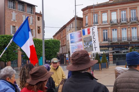 Téléchargez les photos : Albi, France - 1er mai 2021 - Manifestation sur la place Le Vigan organisée par des partis politiques souverainistes opposés aux mesures sanitaires répressives ; une bannière des Patriotes appelle à "Frexit" - en image libre de droit
