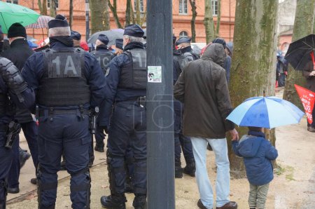 Téléchargez les photos : Toulouse, France - 30 janvier 2021 - Des policiers du CRS (unité de contrôle des foules) sécurisent une manifestation pro-famille Marchons Enfants sur la Place du Salin, en mouvement pour chasser les perturbateurs d'Antifa - en image libre de droit