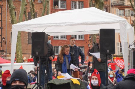 Téléchargez les photos : Toulouse, France - 30 janvier 2021 - Organisateurs de la manifestation Marchons Enfants sur la Place du Salin contre le projet de loi bioéthique, sous la tente du podium, qui est équipée de haut-parleurs - en image libre de droit