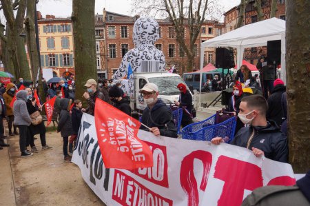 Téléchargez les photos : Toulouse, France - 30 janvier 2021 - Une foule de manifestants pro-famille agitant des drapeaux lors de la manifestation des enfants Marchons - en image libre de droit