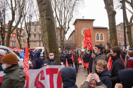 Foto de Toulouse, Francia - 30 de enero de 2021 - Multitud de manifestantes a favor de la familia ondeando banderas en la manifestación de Marchons Enfants - Imagen libre de derechos