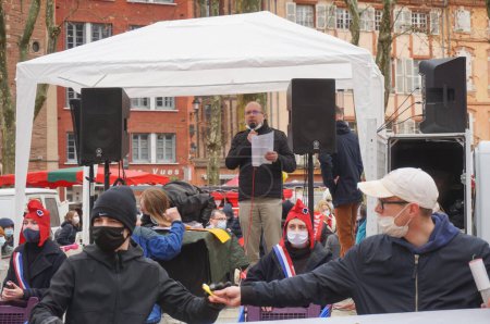 Foto de Toulouse, Francia - 30 de enero de 2021 - Discurso del representante de "La Manif pour Tous", un movimiento a favor de la familia, en la manifestación de Marchons Enfants en la Place du Salin contra la Ley de Bioética - Imagen libre de derechos