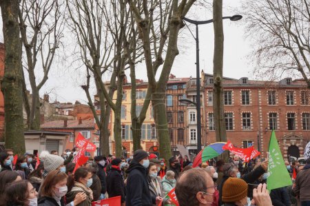 Foto de Toulouse, Francia - 30 de enero de 2021 - Multitud de manifestantes a favor de la familia ondeando banderas en la manifestación de Marchons Enfants - Imagen libre de derechos