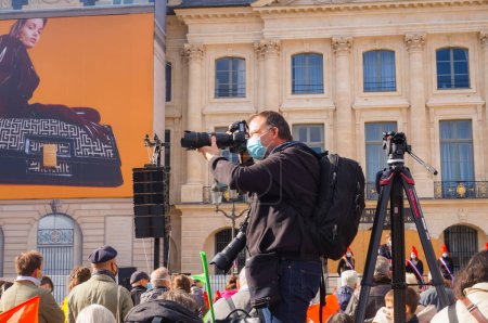 Foto de París, Francia - 10 de octubre de 2020 - Fotógrafos de prensa que cubren la manifestación de Marchons Enfants contra el proyecto de ley de bioética del gobierno francés, que incluye la procreación asistida médicamente para todos - Imagen libre de derechos