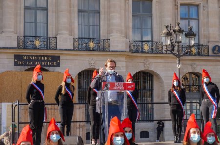 Foto de París, Francia - 10 de octubre de 2020 - Discurso de Bertrand Lionel-Marie, abogado, ejecutivo de las Asociaciones Católicas de la Familia (AFC), en una protesta contra el proyecto de ley de bioética frente al Ministerio de Justicia - Imagen libre de derechos