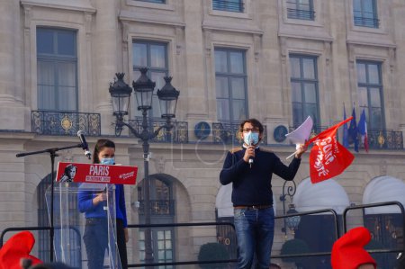 Foto de París, Francia - 10 de octubre de 2020 - Jóvenes oradores femeninos y masculinos en la manifestación de Marchons Enfants contra el proyecto de ley de bioética y procreación del gobierno francés, frente al Ministerio de Justicia - Imagen libre de derechos