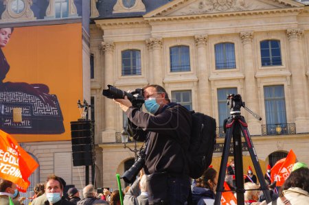 Foto de París, Francia - 10 de octubre de 2020 - Fotógrafo de prensa cubriendo la manifestación de Marchons Enfants contra el proyecto de ley de bioética del gobierno francés, que incluye la procreación asistida médicamente para todos - Imagen libre de derechos