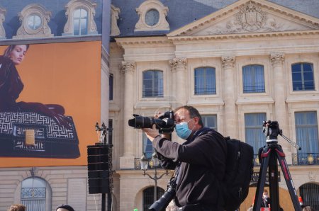 Téléchargez les photos : Paris, France - 10 octobre 2020 - Des photographes de presse couvrent la manifestation de Marchons Enfants contre le projet de loi sur la biothèque du gouvernement français, qui inclut la procréation médicalement assistée pour tous - en image libre de droit
