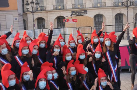 Téléchargez les photos : Paris, France - Oct. 10, 2020 - Group of cheerful young female supporters of La Manif pour Tous, dressed up as French "Mariannes" at a manifestation against MAP without a father and surrogacy - en image libre de droit