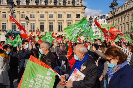 Foto de París, Francia - 10 de octubre de 2020 - Multitud de manifestantes en Plaza Vendme, ondeando banderas en la manifestación organizada por Marchons Enfants contra el proyecto de ley del gobierno francés sobre la procreación - Imagen libre de derechos