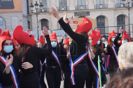 Téléchargez les photos : Paris, France - 10 octobre 2020 - Groupe de sympathisants de La Manif pour Tous, déguisés en Mariannes, protestant contre le projet de loi sur la bioéthique devant le ministère de la Justice, Place Vendôme - en image libre de droit