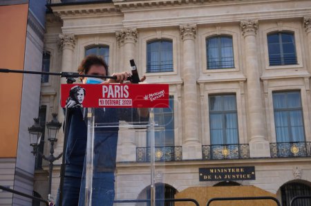 Foto de París, Francia - 10 de octubre de 2020 - Un miembro del personal de Marchons Enfants desmonta el micrófono del púlpito, al final de una manifestación contra el proyecto de ley de bioética y procreación en Place vendome - Imagen libre de derechos