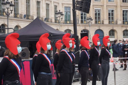 Téléchargez les photos : Paris, France - 10 octobre 2020 - Rangée de "Mariannes" (jeunes manifestantes de LMPT), manifestant contre le projet de loi sur la bioéthique devant le ministère de la Justice, sur la place Vendôme - en image libre de droit