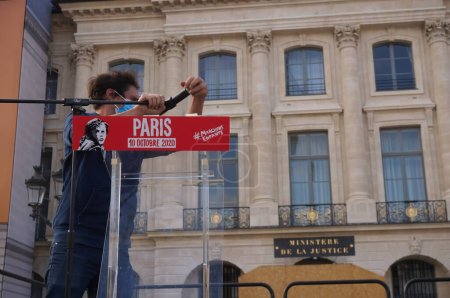 Téléchargez les photos : Paris, France - 10 octobre 2020 - Un membre du personnel de Marchons Enfants démonte le micro du lutrin, après une manifestation contre le projet de loi sur la procréation devant le ministère de la Justice - en image libre de droit