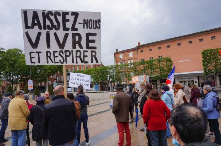 Téléchargez les photos : Albi, France - 1er mai 2021 - Manifestation sur la place Viagn contre les mesures sanitaires répressives - en image libre de droit