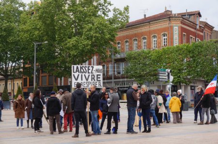 Téléchargez les photos : Albi, France - 1er mai 2021 - Manifestation sur la place Viagn contre les mesures sanitaires répressives - en image libre de droit