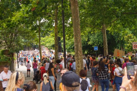 Foto de Albi, Francia - 14 de agosto de 2021 - Multitud de manifestantes marchando en la calle Hippolyte Savary, en una manifestación contra el pasaporte verde, las medidas de Covid-19 y el mandato de vacunación para los trabajadores de la salud - Imagen libre de derechos