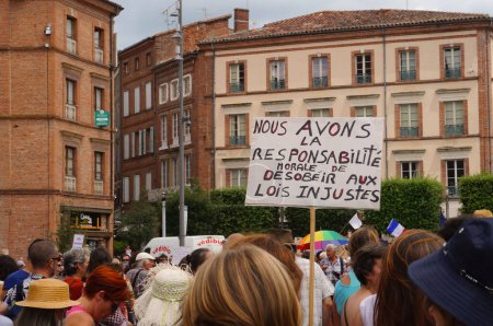 Foto de Albi, Francia - 14 de agosto de 2021 - Multitud de manifestantes marchando en la calle Hippolyte Savary, en una manifestación contra el pasaporte verde, las medidas de Covid-19 y el mandato de vacunación para los trabajadores de la salud - Imagen libre de derechos