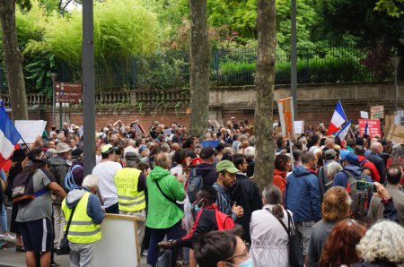 Téléchargez les photos : Albi, France - 14 août 2021 - Marche d'une foule de manifestants sur la rue Hippolyte Savary, lors d'une manifestation contre le passeport vert, les mesures Covid-19 et le mandat de vaccination pour les travailleurs de la santé - en image libre de droit
