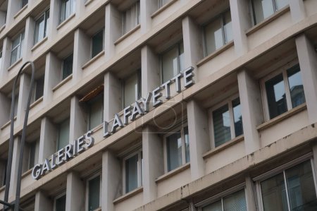 Foto de Toulouse, Francia - Junio 2021 - Señal comercial que dice "Galeries Lafayette" (una cadena minorista francesa de lujo) en la fachada de hormigón de un edificio moderno del siglo XX en la Rue d 'Alsace-Lorraine - Imagen libre de derechos