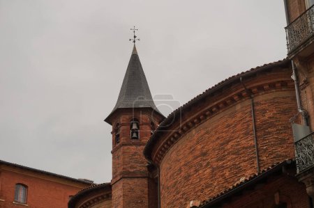Foto de Toulouse, Francia - Junio 2021 - Un pináculo de la Iglesia de San Jerónimo, que fue construida en estilo barroco en el siglo XVII en la calle Rue du Lieutenant-Colonel-Pelissier, en el distrito de Saint-Georges - Imagen libre de derechos