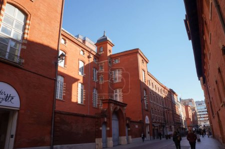 Foto de Toulouse, Francia - abril 2023 - Pink, terra cotta brock fachada del "Hotel Caunet-Resseguier", una casa del siglo XVI, renacentista más tarde renovado en el estilo clásico, en la calle Lt-Col Pelissier - Imagen libre de derechos