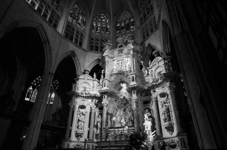 Foto de Toulouse, Francia - Marzo 2023 - Altar barroco ricamente trabajado en el coro de la Catedral de Saint-Etienne (San Esteban), un monumento gótico sureño, medieval y una de las principales iglesias católicas de Toulouse - Imagen libre de derechos
