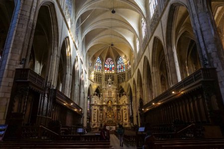 Téléchargez les photos : Intérieur de la cathédrale Saint-Étienne : la nef gothique, au plafond à voûte nervurée, ambulatoire sur le côté et aux vitraux colorés - en image libre de droit