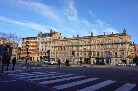 Foto de Toulouse, Francia - Ene. 2020 - Edificios típicos de ladrillo con negocios locales en la planta baja, en la esquina de cuatro avenidas: Metz, Francois Verdier, Carnot Boulevard y Frres Lion Streets - Imagen libre de derechos
