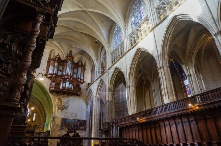 Téléchargez les photos : Cabines de chœur gothique de la cathédrale médiévale Saint-Étienne, avec bancs et mobilier en bois, grand orgue Cavaill-Coll et rosette plus loin - en image libre de droit